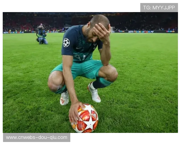 热刺更衣室庆祝：球员拥抱激动落泪